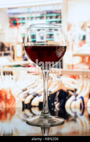 Weinglas Hintergrund unscharf Kleidung Shop Stockfoto