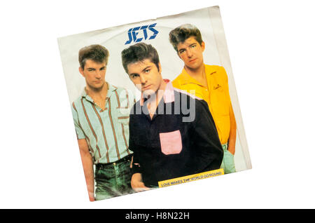 Liebe macht die World Go Round 1982 vom britischen Rockabilly erschien band The Jets. Stockfoto