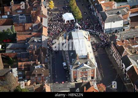 Luftaufnahme von Henley auf Themse Market Square & Rathaus am Remembrance Day Sonntag 2016, UK Stockfoto