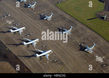 Luftaufnahme der RAF Brize Norton mit 3 Airbus A330 Voyager & 5 A400M Atlas Flugzeuge geparkt, Oxfordshire, Vereinigtes Königreich Stockfoto