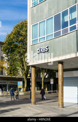 Royal Bank of Scotland, RBS, Logos und Zeichen am Ende des Postgebäude in Plymouth. Stockfoto