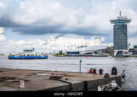 Amsterdam, Niederlande - 1 August 2016: Amsterdam Stadtbild mit Eye Film Museum auf Hintergrund und Vordergrund Boote auf eine trübe Stockfoto