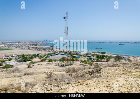 Radio-Antenne mit dem Meer und Stadt Lobito, Angola im Hintergrund. Wüste Landschaft. Stockfoto