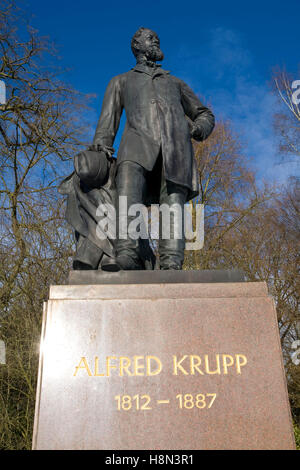 Deutschland, Essen, Statue von Alfred Krupp (1812-1887) in den Park der Villa Huegel, Villa der Industriellenfamilie Krupp.  EUR Stockfoto