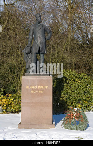 Deutschland, Essen, Statue von Alfred Krupp (1812-1887) in den Park der Villa Huegel, Villa der Industriellenfamilie Krupp.  EUR Stockfoto