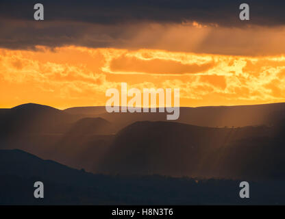Dramatische Abendlicht auf der Long Mynd gesehen vom Wrekin, England, UK. Stockfoto