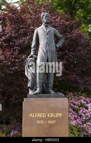 Deutschland, Essen, Statue von Alfred Krupp (1812-1887) in den Park der Villa Huegel, Villa der Industriellenfamilie Krupp.  EUR Stockfoto