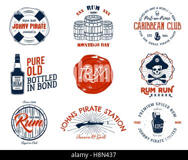 Satz von Vintage handgearbeiteten Embleme, Etiketten, Logos. Isoliert auf weißem Hintergrund. Skizzieren, gefüllt Stil. Piraten und Meer Symbole - alte rum Flaschen, Fässer, Schädel, Pistole. Rote Farbe. Vektor-illustration Stock Vektor