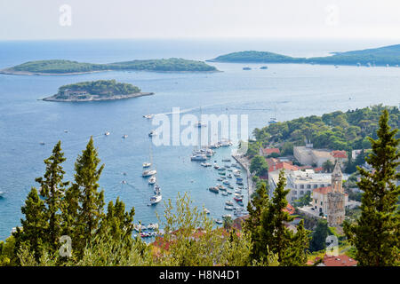 Blick auf Hafen von Hvar im Herbst, Kroatien Stockfoto