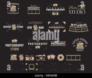 Kamera-Logo. Vintage Fotografie Abzeichen, Etiketten, Dslr. Hipster-Design mit Elementen der Fotograf. Retro-Stil für Fotostudio, Fotograf, Ausrüstung Shop. Gadget-Zeichen. Vektor alte Ikonen Fotoset. Stock Vektor