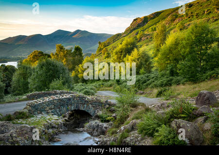 Ashness Brücke und die letzten Sonnenstrahlen auf den Bergen oberhalb von Derwentwater, Lake District, Cumbria, England Stockfoto