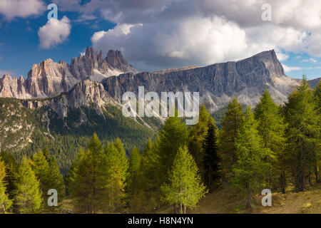 Am Abend Sonnenlicht am Passo de Giau, Croda di Lago und den Dolomiten in der Nähe von Cortina d ' Ampezzo, Veneto, Italien Stockfoto