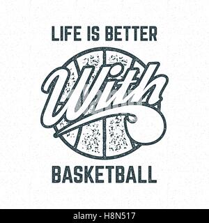 Vintage Basketball Sport t-shirt-Design im Stil der Retro-Kautschuk mit Symbolen - Ball und Vektor Typographie - Leben ist besser. Hipster-Patch für t-Shirt, Kleidung Print, Plakat, Kulisse, Banner. Monochrom. Stock Vektor