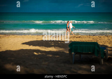 Paar von bestimmten Alter genießen einen Morgen spazieren Sie am Strand in Kuba Stockfoto