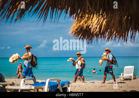 lokale Anbieter verkaufen Kunsthandwerk am Strand von Varadero, Kuba Stockfoto