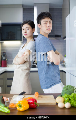 Junge chinesische paar ignorieren einander in Küche Stockfoto