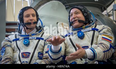 NASA International Space Station Expedition 50 backup Crew Mitglieder amerikanischer Astronaut Jack Fischer (links) und russischen Kosmonauten Fyodor Yurchikhin Antwort Presse Fragen vor ihrer Sojus Qualifikation Prüfungen an den Gagarin-Kosmonautentrainingszentrum 24. Oktober 2016 in Star City, Russland. Stockfoto