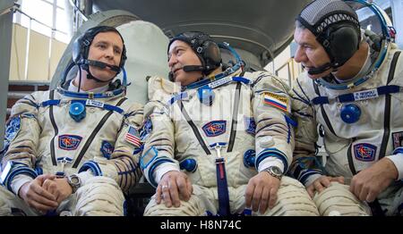 NASA International Space Station Expedition 50 backup Crew Mitglieder amerikanischer Astronaut Jack Fischer (links), drücken Sie russische Kosmonauten Fyodor Yurchikhin und italienische Astronaut Paolo Nespoli der European Space Agency Antwort Fragen vor ihrer Sojus Qualifikation Prüfungen auf der Gagarin-Kosmonautentrainingszentrum 24. Oktober 2016 in Star City, Russland. Stockfoto