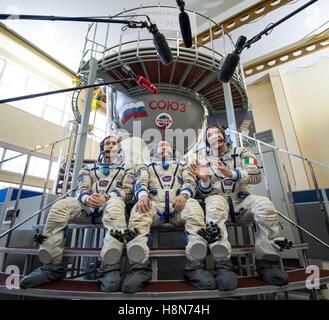 NASA International Space Station Expedition 50 backup Crew Mitglieder amerikanischer Astronaut Jack Fischer (links), drücken Sie russische Kosmonauten Fyodor Yurchikhin und italienische Astronaut Paolo Nespoli der European Space Agency Antwort Fragen vor ihrer Sojus Qualifikation Prüfungen auf der Gagarin-Kosmonautentrainingszentrum 24. Oktober 2016 in Star City, Russland. Stockfoto