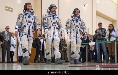 NASA internationale Raumstation Expedition 50 MS Sojus-03 erstklassige Crew Mitglieder Astronauten (L-R), US-amerikanische Astronautin Peggy Whitson, russischer Kosmonaut Oleg Novitskiy von Roskosmos, und französischer Astronaut Thomas Pesquet von der European Space Agency für ihre Qualifikation Prüfungen vorbereiten 25. Oktober 2016 in Star City, Russland. Stockfoto