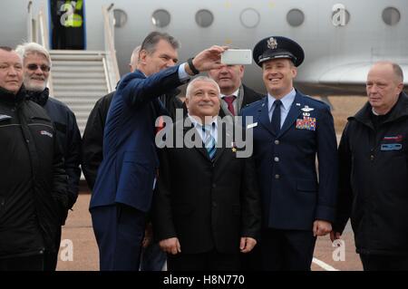 NASA internationale Raumstation Expedition 50-51 Sojus MS-03 backup Crew Mitglieder (L-R) italienische Astronaut Paolo Nespoli der European Space Agency, russische Kosmonauten Fyodor Yurchikhin von Roskosmos, und amerikanische Astronaut Jack Fischer Pose für Selfie bei der Ankunft am Startplatz Baikonur Kosmodrom 1. November 2016 in Baikonur, Kasachstan. Stockfoto