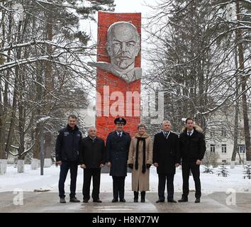 NASA internationale Raumstation Expedition 50-51 Sojus MS-03 Sicherungs- und erstklassige Crew Mitglieder (L-R) italienische Astronaut Paolo Nespoli der European Space Agency, russische Kosmonauten Fyodor Yurchikhin von Roskosmos, amerikanischen Astronauten Jack Fischer und Peggy Whitson, russischer Kosmonaut Oleg Novitskiy von Roskosmos, und französischer Astronaut Thomas Pesquet der ESA posieren vor Vladimir Lenin-Denkmal auf der Gagarin-Kosmonautentrainingszentrum November 1 , 2016 in Star City, Russland. Stockfoto