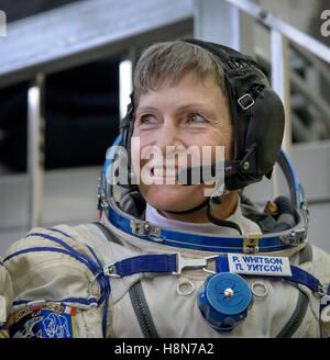 Peggy Whitson, Expedition 50 Bordmechaniker, wirft mit der ...