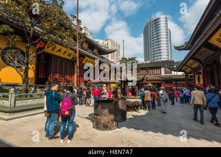 Menschen besuchen den Jade-Buddha-Tempel (gegründet 1882) in Shanghai, China Stockfoto