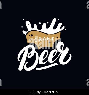 Craft Beer handgezeichnete Schriftzug, Logo, Aufkleber, Abzeichen für bar, Festival, Kneipe, Brauerei mit Becher. Stock Vektor