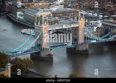 Luftaufnahme der Tower Bridge aus der City of London Stockfoto