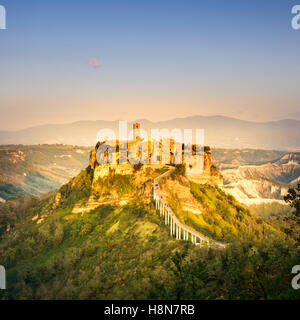 Civita di Bagnoregio Geisterstadt Wahrzeichen, aerial Blick auf Sonnenuntergang. Lazio, Italien, Europa. Stockfoto