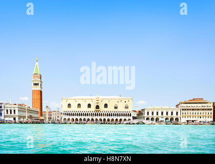 Blick vom Meer von Piazza San Marco oder St Mark Platz, Campanile und Ducale oder Dogenpalast Venedig Wahrzeichen. Italien, Europa. Stockfoto