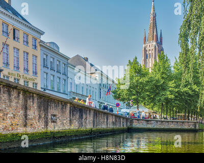 Kanal mit dem Turm der Liebfrauenkirche Brügge Belgien Stockfoto