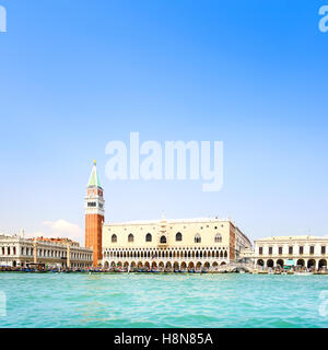 Blick vom Meer von Piazza San Marco oder St Mark Platz, Campanile und Ducale oder Dogenpalast Venedig Wahrzeichen. Italien, Europa. Stockfoto