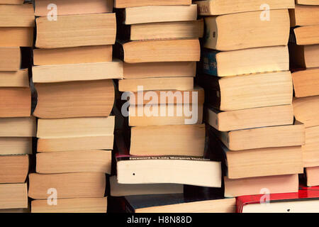 Stapel Stapel von gebrauchten Taschenbücher im Vereinigten Königreich Stockfoto