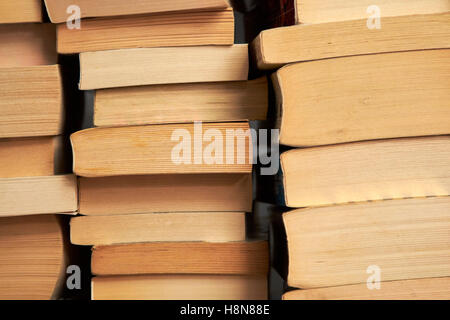 Stapel Stapel von gebrauchten Taschenbücher im Vereinigten Königreich Stockfoto