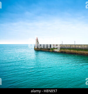 Mole und Leuchtturm auf Sonnenuntergang, Panorama Sicht. Fecamp Hafen. Normandie Frankreich Stockfoto