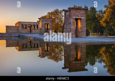 Madrid. Bild der Tempel von Debod in Madrid, Spanien während des Sonnenuntergangs. Stockfoto