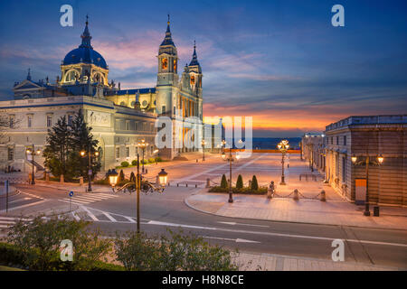 Bild von Madrid mit Santa María la Real De La Almudena Kathedrale während des Sonnenuntergangs. Stockfoto