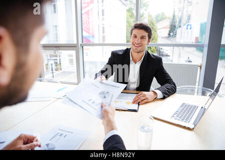 Zwei erfolgreiche Jungunternehmer sitzen und Erstellung Businessplan auf Sitzung im Büro Stockfoto