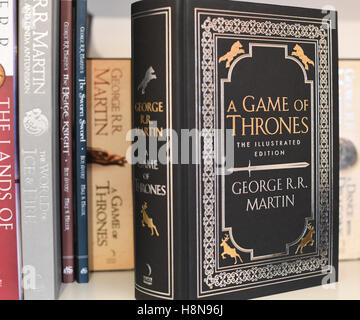 Ein Game of Thrones-Buch, das erste Buch in das Lied von Eis und Feuer Reihe von G. R R Martin, illustrierte Ausgabe. Stockfoto