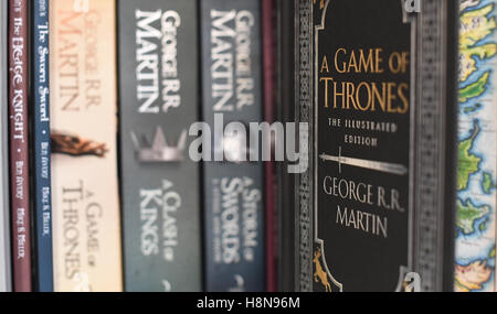 Ein Game of Thrones-Buch, das erste Buch in das Lied von Eis und Feuer Reihe von G. R R Martin, illustrierte Ausgabe. Stockfoto