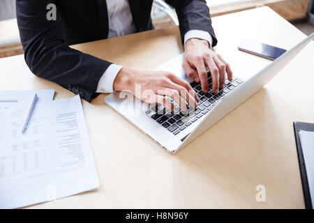 Nahaufnahme der Hände der jungen Unternehmer arbeiten mit Laptop im Büro Stockfoto