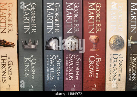 George R. R. Martin Game of Thrones Bücher auf einem Regal Stockfoto