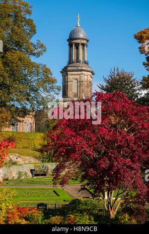 Herbstfärbung in DIngle Garten übersehen von St. Chad Kirche, Shrewsbury, Shropshire, England, UK Stockfoto