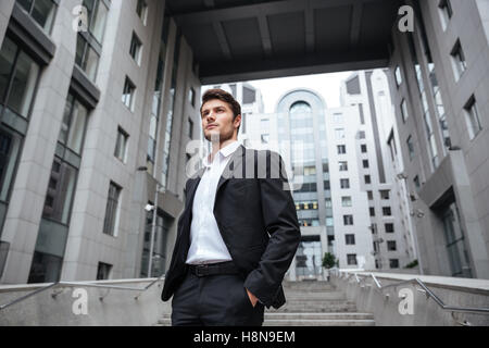 Porträt von hübscher junger Geschäftsmann im Anzug stehen in der Nähe von Business-center Stockfoto