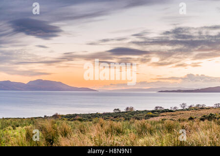 Schönen und lebendigen schottischen Landschaft Sonnenuntergang Blick auf die Insel Arran von Ardlamont, Tighnabruaich, Argyll and Bute, Schottland, UK Model Release: Nein Property Release: Nein. Stockfoto