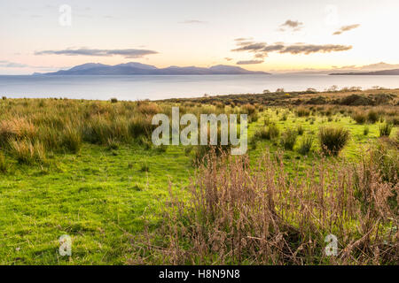 Schönen und lebendigen schottischen Landschaft Sonnenuntergang Blick auf die Insel Arran von Ardlamont, Tighnabruaich, Argyll and Bute, Schottland, UK Model Release: Nein Property Release: Nein. Stockfoto