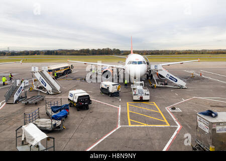 Pkw Flugzeug Betankung und Vorbereitung der Abreise am Flughafen Edinburgh, Schottland, UK Model Release: Nein Property Release: Nein. Stockfoto