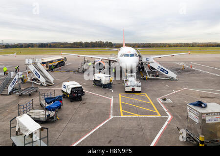 Pkw Flugzeug Betankung und Vorbereitung der Abreise am Flughafen Edinburgh, Schottland, UK Model Release: Nein Property Release: Nein. Stockfoto